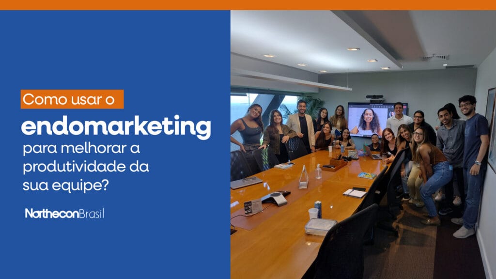 Alex na sala de reuniões de uma empresa posando para a foto com todos os funcionários reunidos e o seguinte texto: Como usar o endormarketing para melhorar a produtividade da sua equipe?