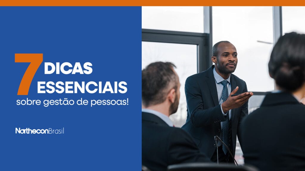 Homem discursando em uma sala de reunião, tomando a liderança, e o seguinte texto: 7 dicas essenciais sobre gestão de pessoas