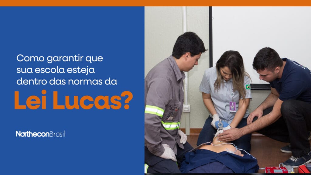 Profissionais de uma escola sendo treinados em primeiros socorros por um profissional usando um boneco e o seguinte texto: Como garantir que a sua escola esteja dentro das normas da Lei Lucas?