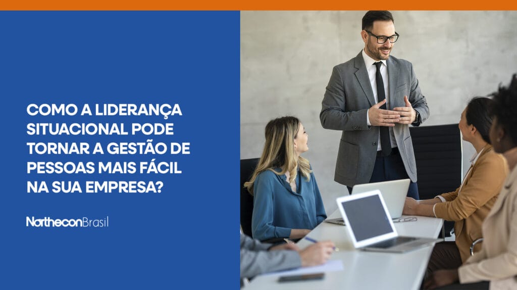 CEO de pé em sala de reunião falando com os funcionários sentados e o seguinte texto: Como a liderança situacional pode tornar a gestão de pessoas mais fácil na sua empresa?