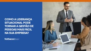 CEO de pé em sala de reunião falando com os funcionários sentados e o seguinte texto: Como a liderança situacional pode tornar a gestão de pessoas mais fácil na sua empresa?